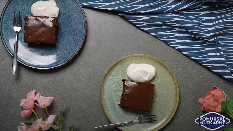 Pomurske mlekarne - Recept za sladice: Čokoladni kolač s pinjencem